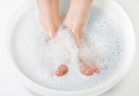 Baño de soda para tratar hongos en las uñas.